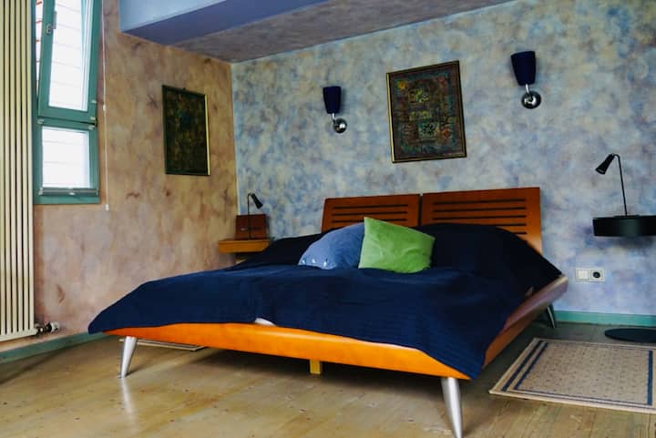 Спиење: привлечен брачен кревет (150 x 200 см)