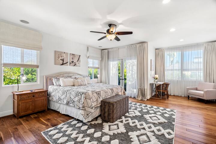 Beautiful Home w Pool & Hot Tub gallery image 5