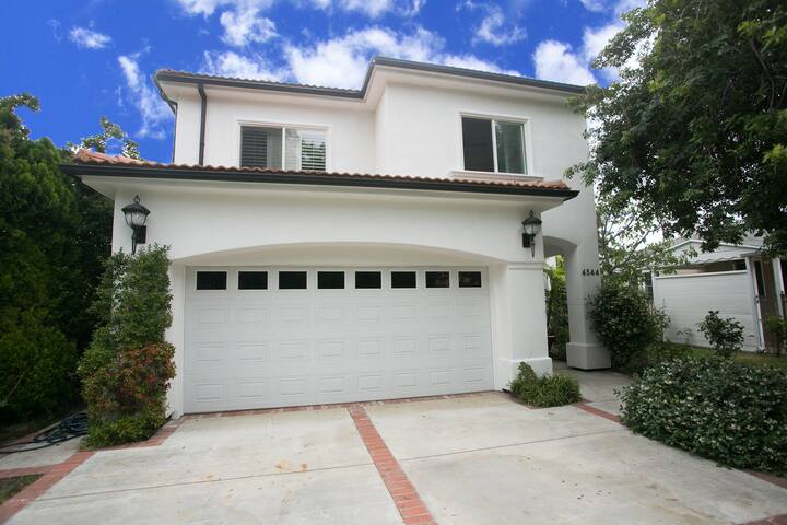 Beautiful Home w Pool & Hot Tub gallery image 3