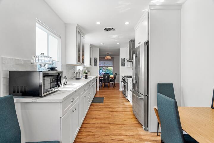 Cozy 3BR Home w Pool in Heart of the Valley gallery image 3