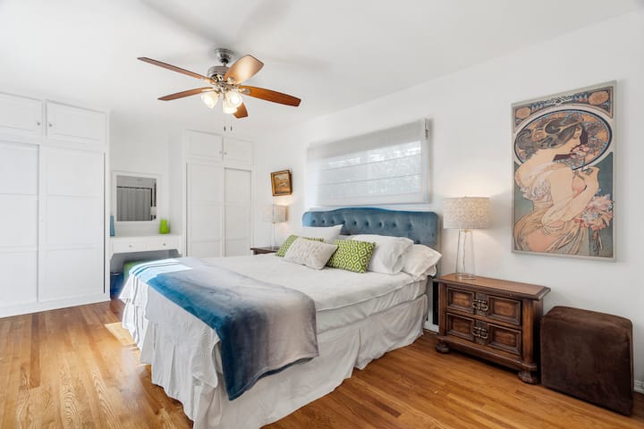 الغرفة ذات الضوء الأكثر طبيعية في رأينا. يأتي مع سرير بمقاس كبير، ومنضدة تزيين، وباب منزلق يؤدي إلى الفناء الخلفي الجميل، والكثير من التخزين! 