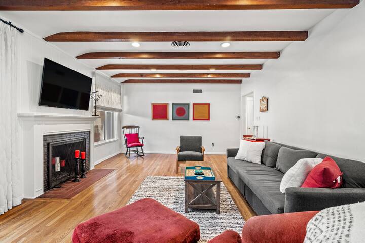 Cozy 3BR Home w Pool in Heart of the Valley gallery image 2