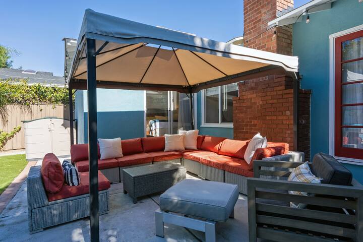 Cozy 3BR Home w Pool in Heart of the Valley gallery image 4