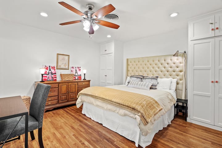 غرفة نوم رئيسية مع حمام داخلي كامل يحتوي على بار للدش لذوي الاحتياجات الخاصة. 