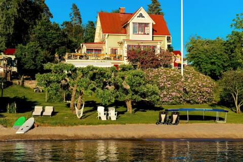 Turn of the century villa with sandy beach & Pool, Vaxholm