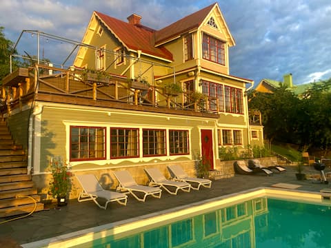 Turn of the century villa. Beach, Pool, Sauna & Hot Tub