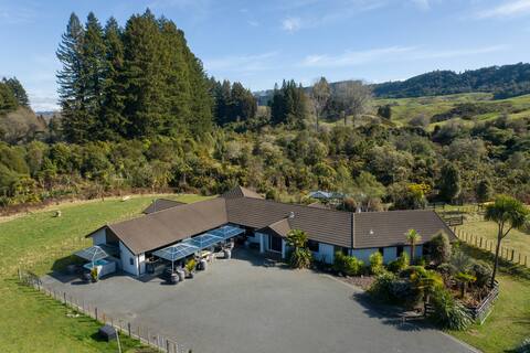 Country Comfort with farm animals onsite