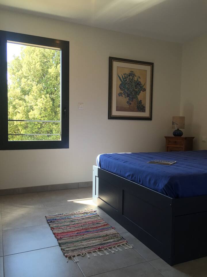 Spálňová  posteľ 140. Tiché a pokojné. Záhradné okno.