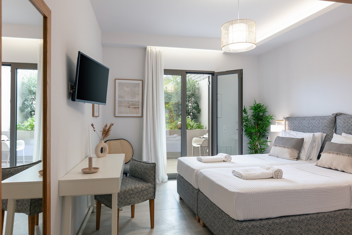 Dolné prízemie  | Spálňa s oddelenými posteľami a dvoma samostatnými posteľami.