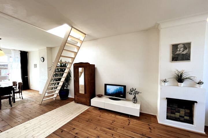 Zona de estar de 70 metros cuadrados completamente a tu disposición.