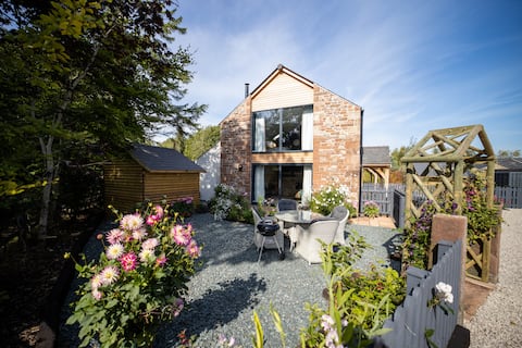 Dandelion Cottage, Romantic Hot Tub Lake District