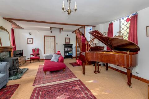 Pretty chapel lovely hamlet, piano, pets welcome
