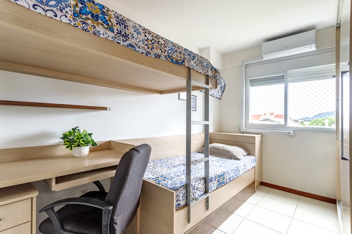 Habitación con aire acondicionado, armario empotrado, escritorio y protección contra hamacas en la ventana.
Duermen 3 personas: una en la cama principal, una en la cama de la rueda (solo tienes que tirar de ella debajo de la cama principal) y otra en la litera (con parrilla no se muestra).
