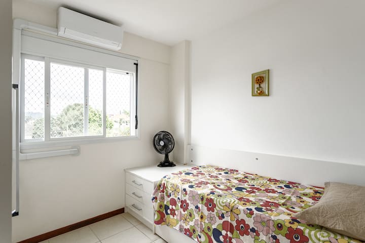 Habitación individual con aire acondicionado, armario empotrado, cajón y protección contra hamacas en la ventana.
2 personas pueden dormir: una en la cama principal y la otra en la cama de la rueda (solo tienes que tirar de ella debajo de la cama principal).