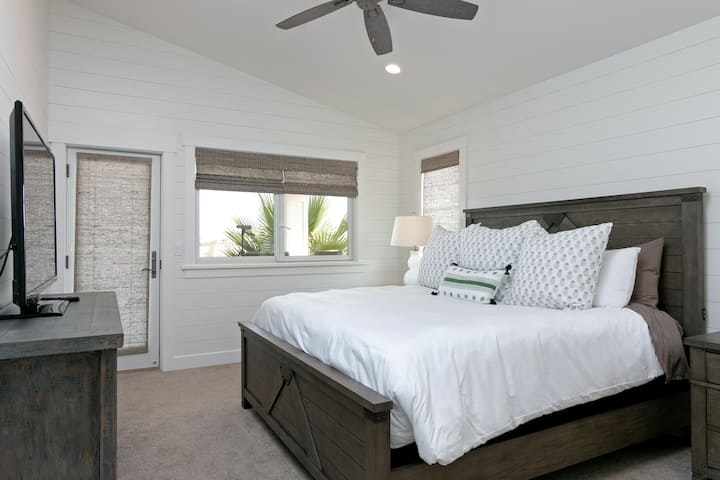 חדר אורחים מס '3 עם מיטת קינג וטלוויזיה חכמה, למעלה