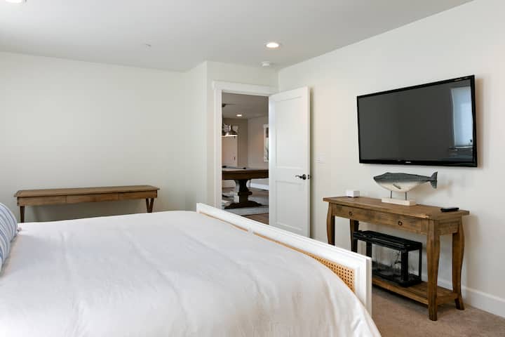 חדר אורחים בקומה התחתונה מס '1 עם טלוויזיה חכמה.