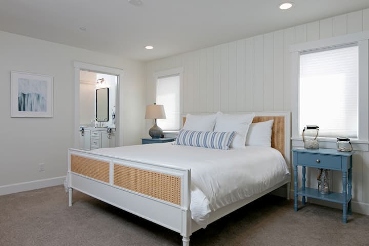 חדר אורחים בקומה התחתונה מס '1 עם מיטת קינג וחדר אמבטיה צמוד. 