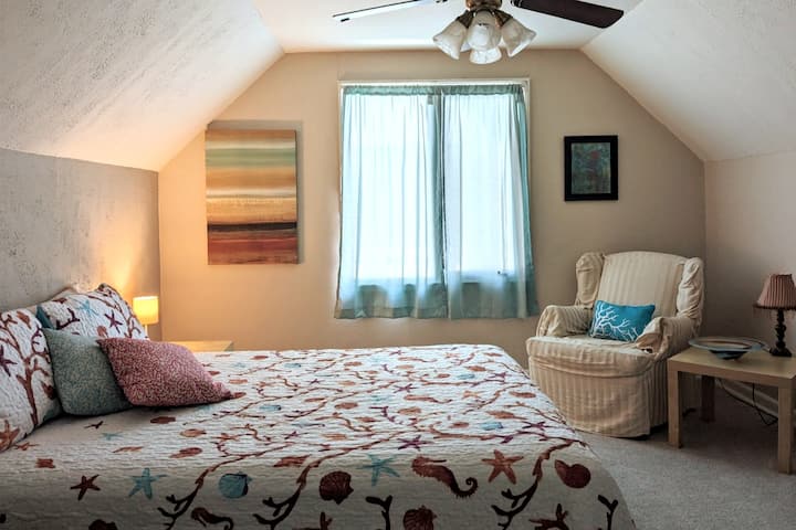 Главна спална соба на горниот кат со голем плакар и гардеробер.