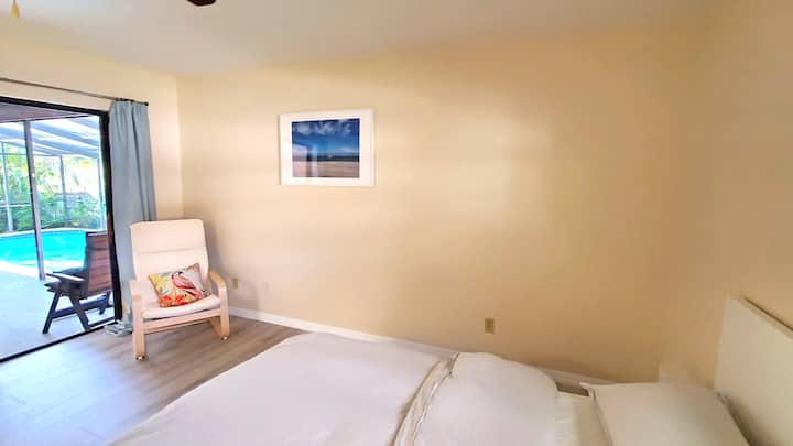 Dormitorio principal con vistas a la piscina y a la terraza