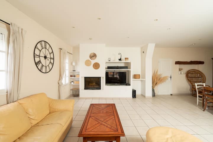 Მეგობრული და ნათელი მისაღები ოთახი, რომელიც აუზს გადაჰყურებს.