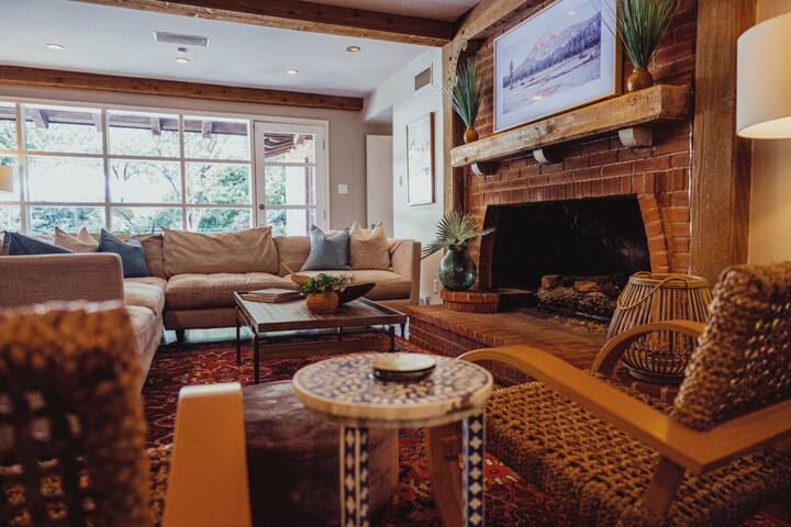 Spacious 4BR Highland Park | Pool & Hot Tub Fun