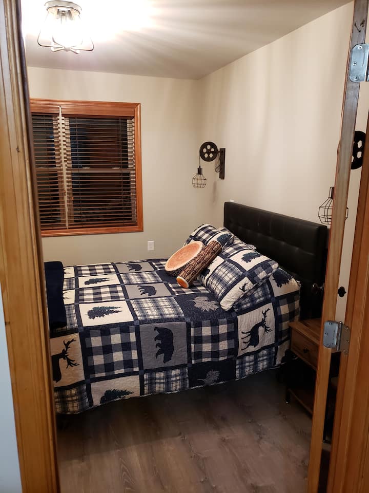 Ახალი საძინებელი. აუზის უმშვენიერესი ხედი ორმაგად ჩამოკიდებული ფანჯრიდან!