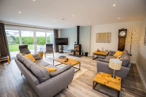 Top performing Airbnb: Spacious holiday house close to beach in Maelog, Rhosneigr