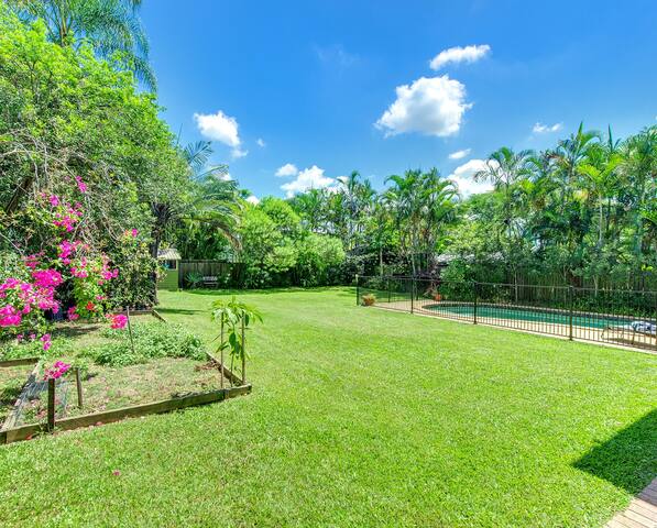 Classic Queenslander close to city cat gallery image 5