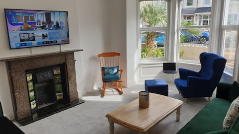 Snowdon Retreat Villa by Seaside Llandudno