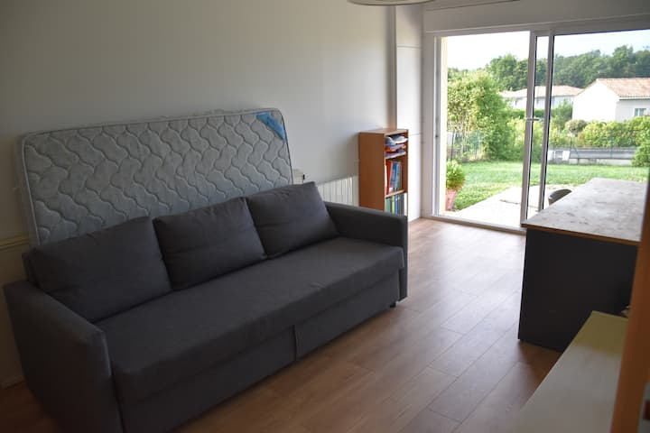 Escritorio - sofá doblado frente al televisor