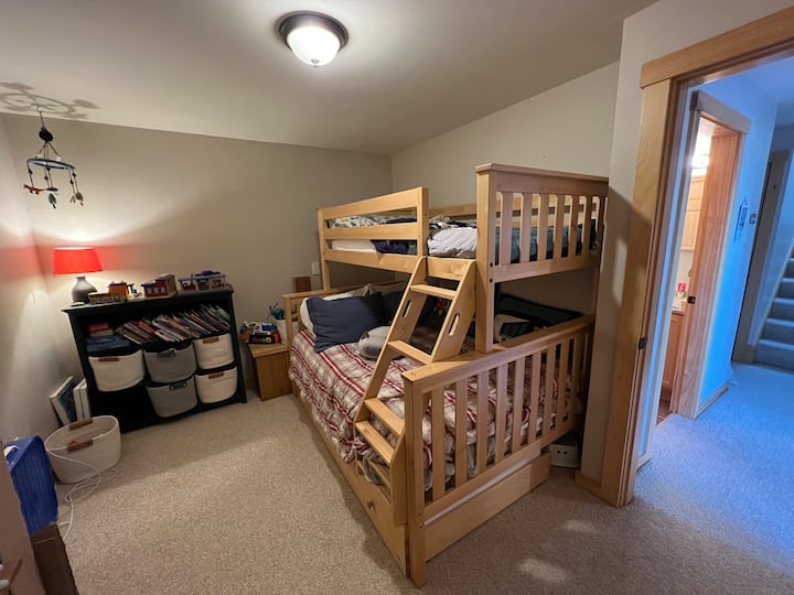 Соба на спрат - двокреветна соба над двокреветна соба со тркалце. Вклучени се детски играчки и книги.