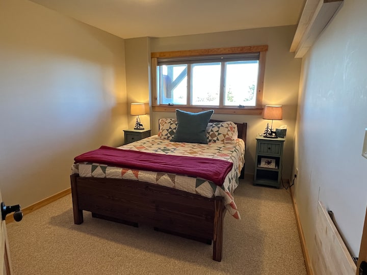 Брачна спална соба на долниот кат, со нијанси за затемнување.