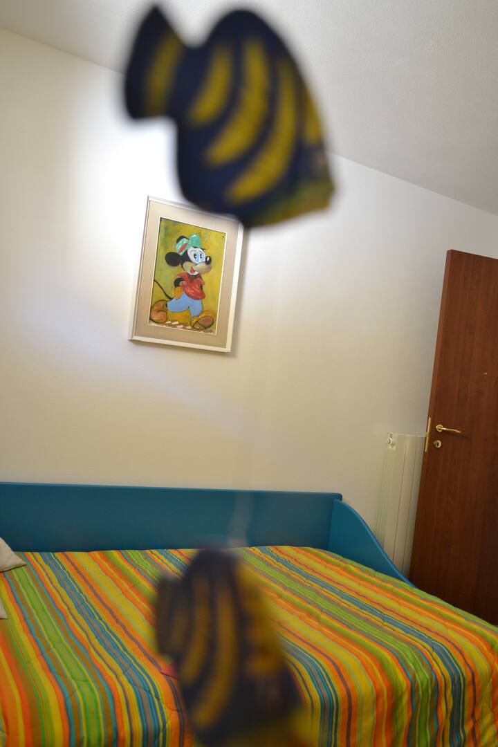 חדר שינה עם מיטה אחת וחצי ( 120 ס"מ)