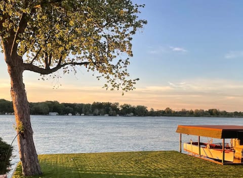 Entire house on the beautiful St. Clair River!