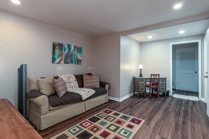 Დაბლა საცხოვრებელი სივრცე და სამრეცხაო ოთახი