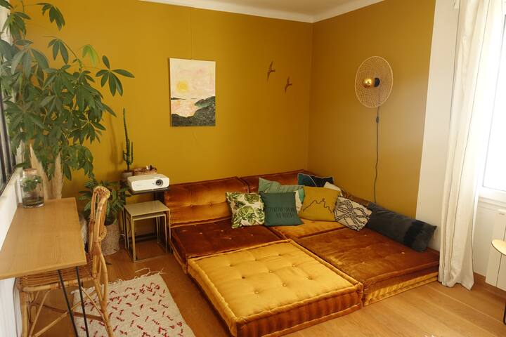 Espacio de oficina y salón oriental con sofá Roche Bobois modelo Mah-jong que puede servir de muy buena cama para 2 personas