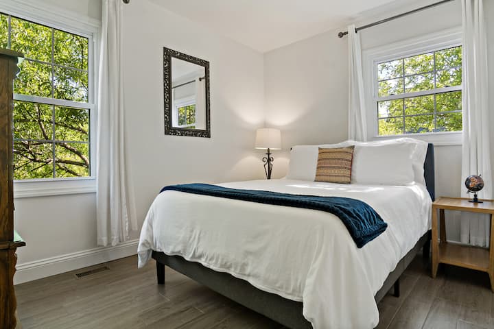 Chambre 2. Lit queen size