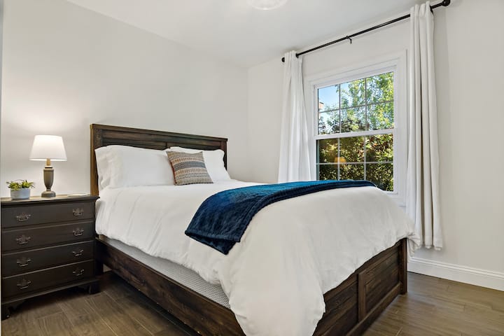 Chambre 1. Lit queen size