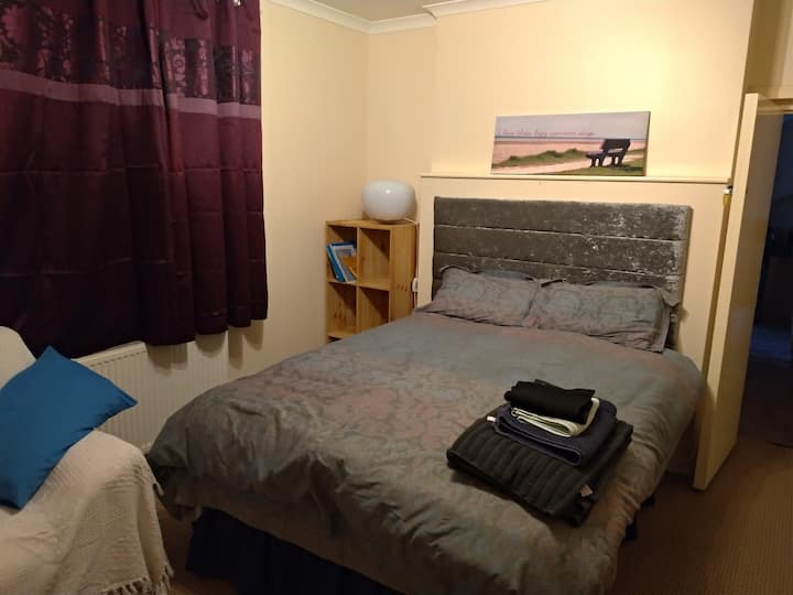 提供干净的床单和毛巾，如有需要，可提供额外的毯子。

我们使用床垫罩和额外的棉被，然后是床单。
我们还使用被套下的枕头，然后是枕套。
如果您愿意，请自带床上用品。 