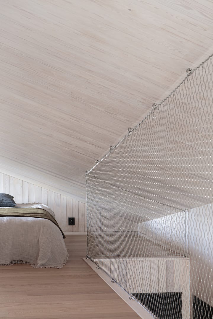 Large loft above the bedrooms. The net makes it airy on the loft. Photo: Nadia Norskott