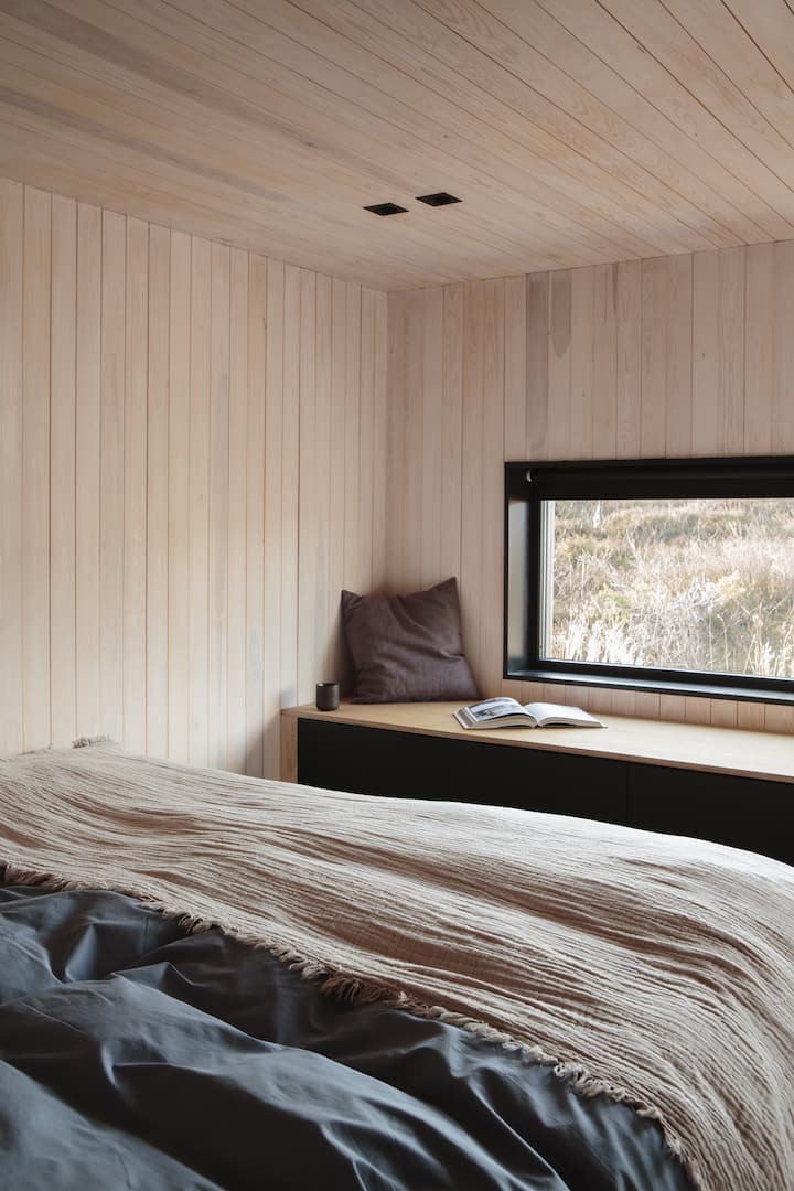 Master bedroom with double bed 160cm wide In addition, the bed has been extended with a narrow mattress for children at the back of the wall. Photo: Nadia Norskott