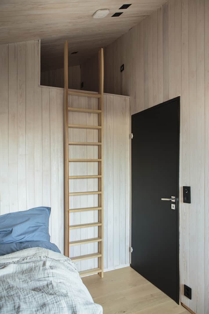Bedroom 4. Lower bed is 120 cm wide. In addition there is a top bunk. There is also a ladder up to a small loft/sleeping cave. Here are two mattresses. Photo: Nadia Norskott