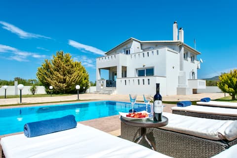 Popular Airbnb listing: Muthee Luxurious Private Villa in Περιφερειακή Ενότητα Ζακύνθου