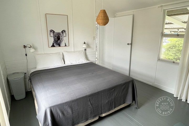 Chumba kikuu cha kulala awali kilikuwa duka la mtaa na ofisi ya posta kutoka Redland Bay.