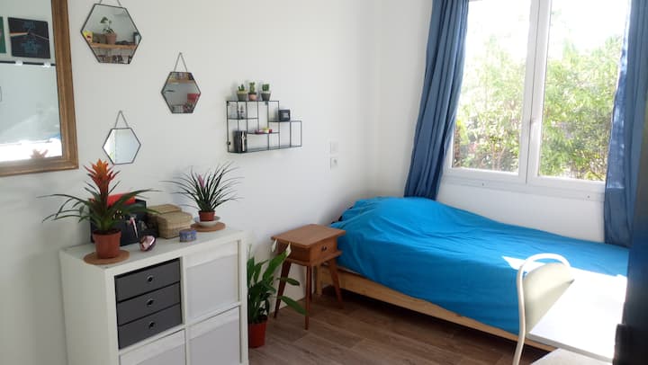 Spavaća soba 3 dva odvojena kreveta složena 80 x 200