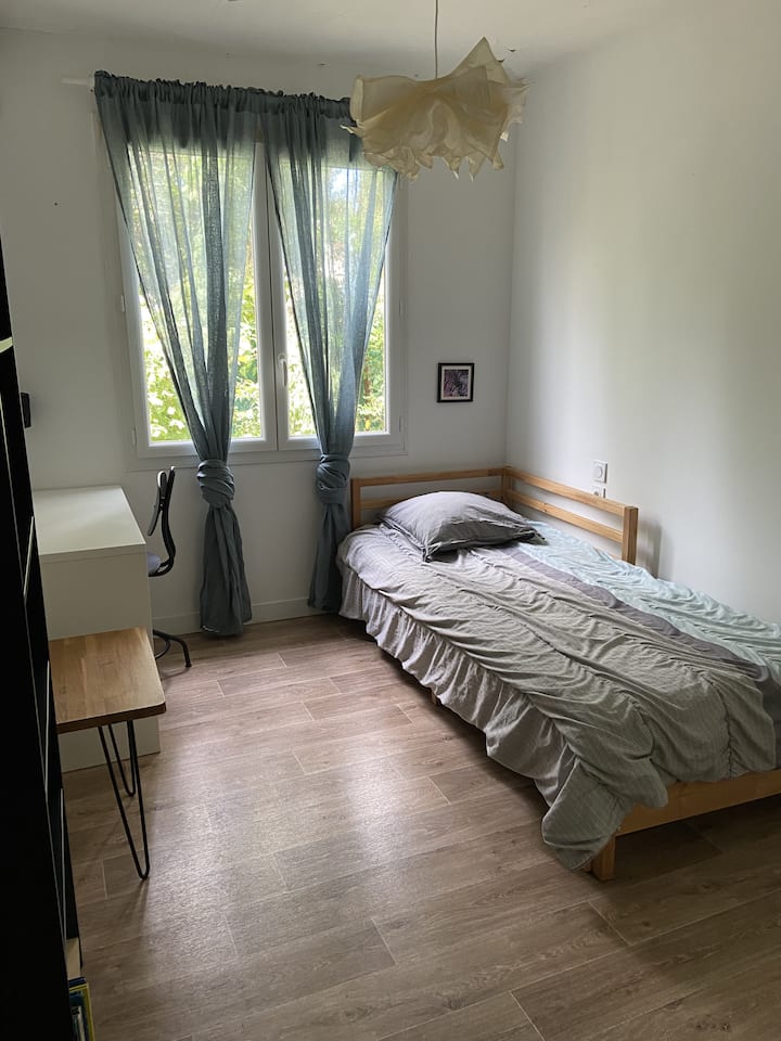 Spavaća soba 2
 kreveta 80 x 200 koji mogu postati 160 x 200 (pravi madraci)