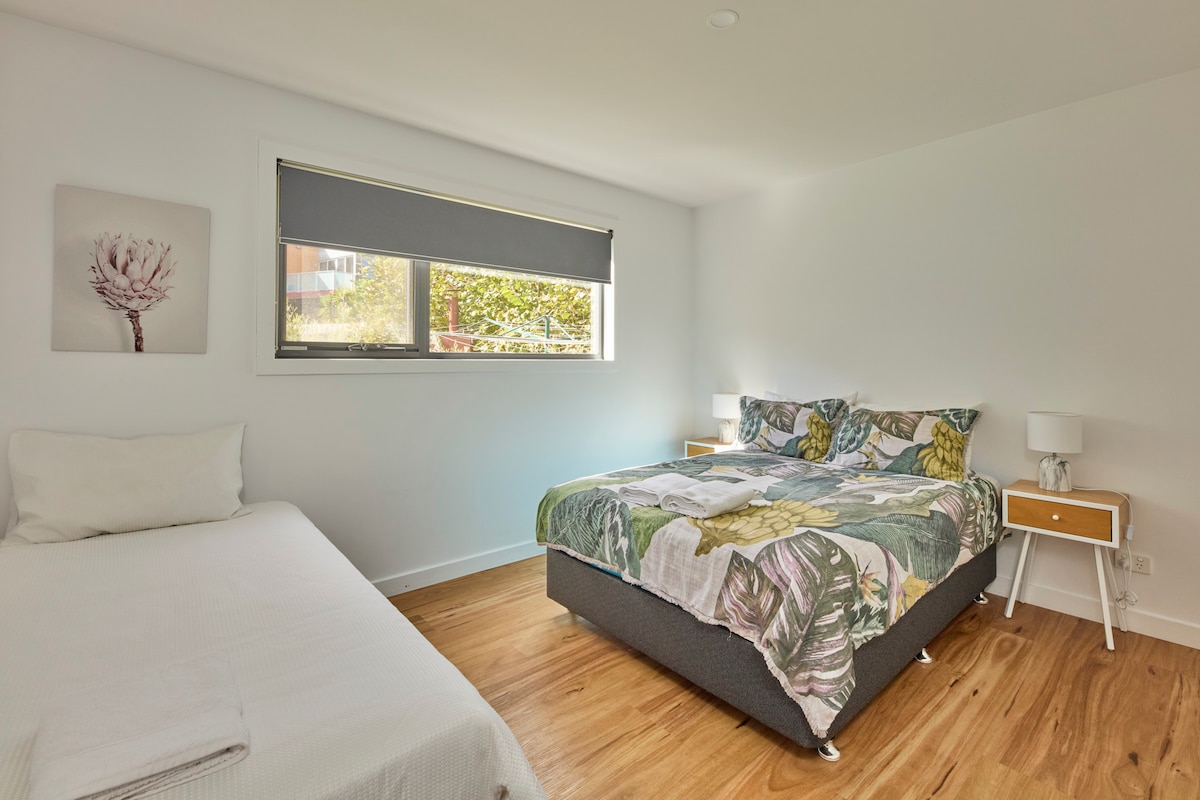 2号卧室配备
标准双人床和单人