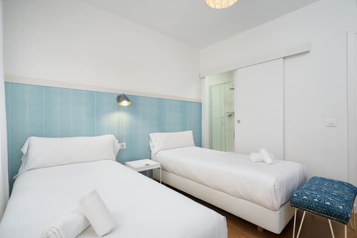 Dormitorio con dos camas individuales.