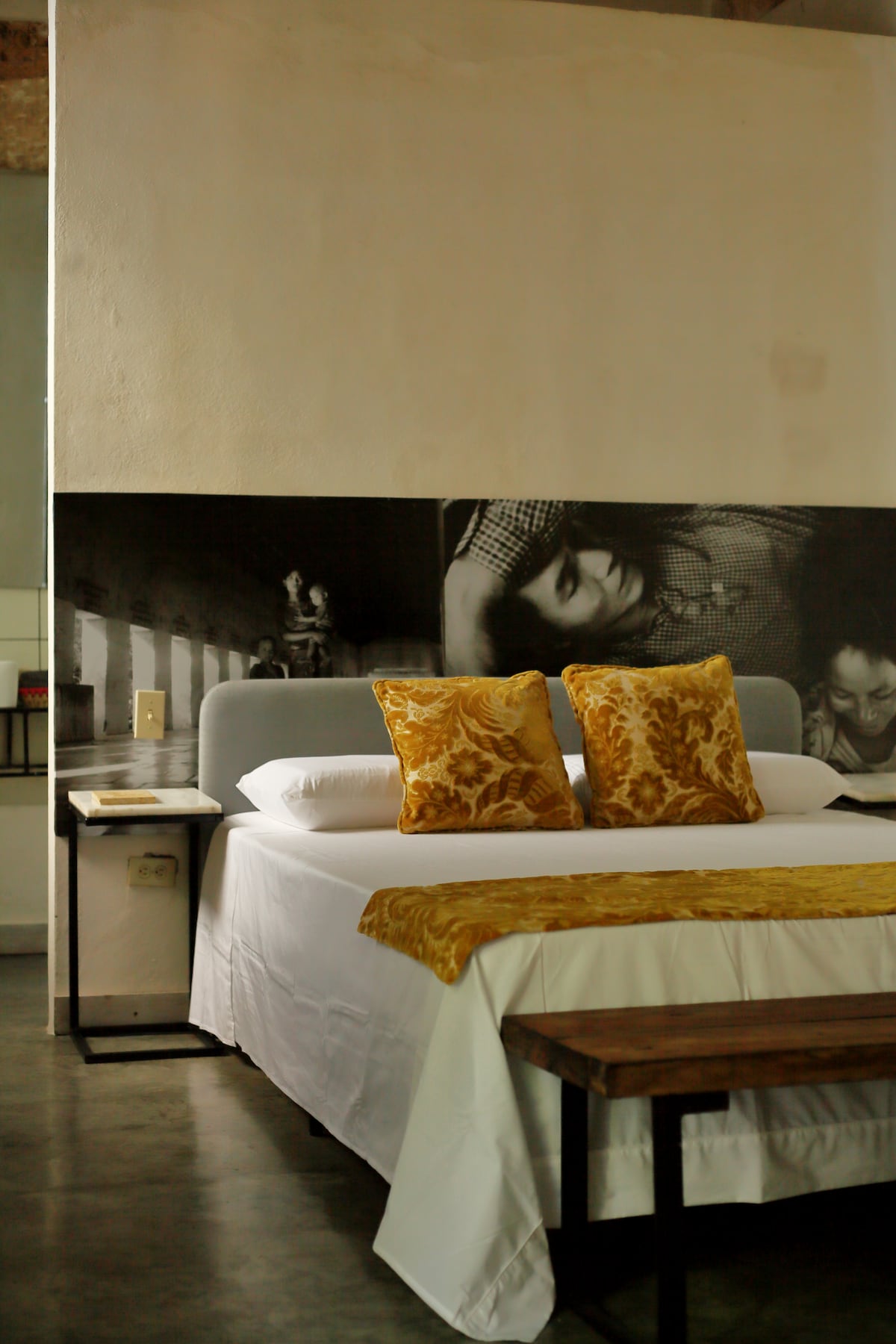 这间卧室有6间卧室。 查看装饰详情：果酱和裸露的水泥地板