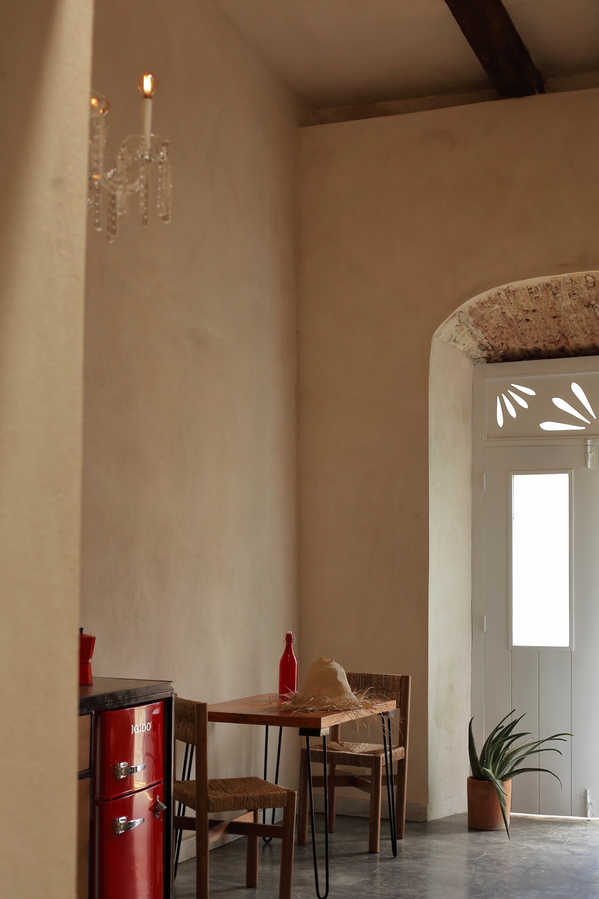 这是Loft 5客厅。 宽敞的双层天花板和青柠的墙壁。 这栋别墅没有房间。 我们提供宽敞的空间：阁楼面积从45平方米到75平方米不等。 